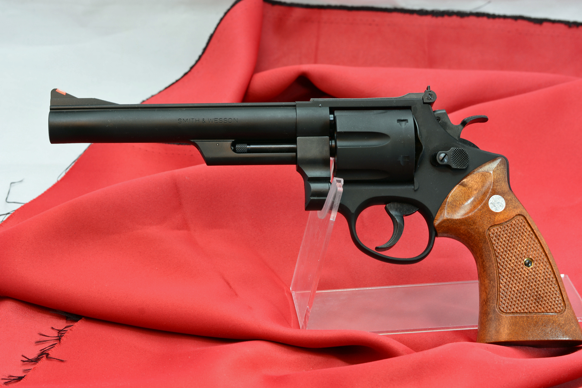 商品は写真の樹脂製のグリップが装着されている