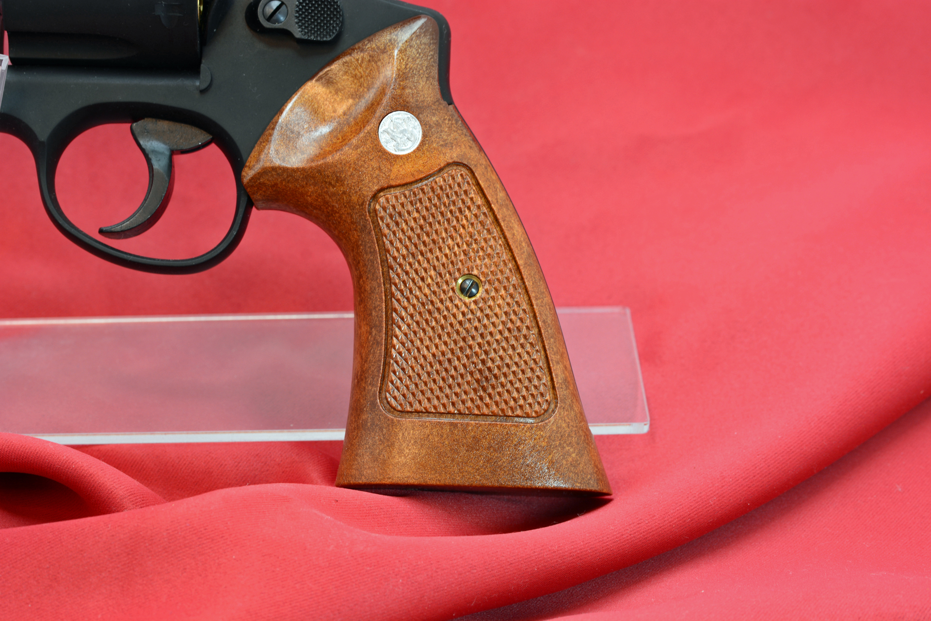 商品は写真の樹脂製のグリップが装着されている