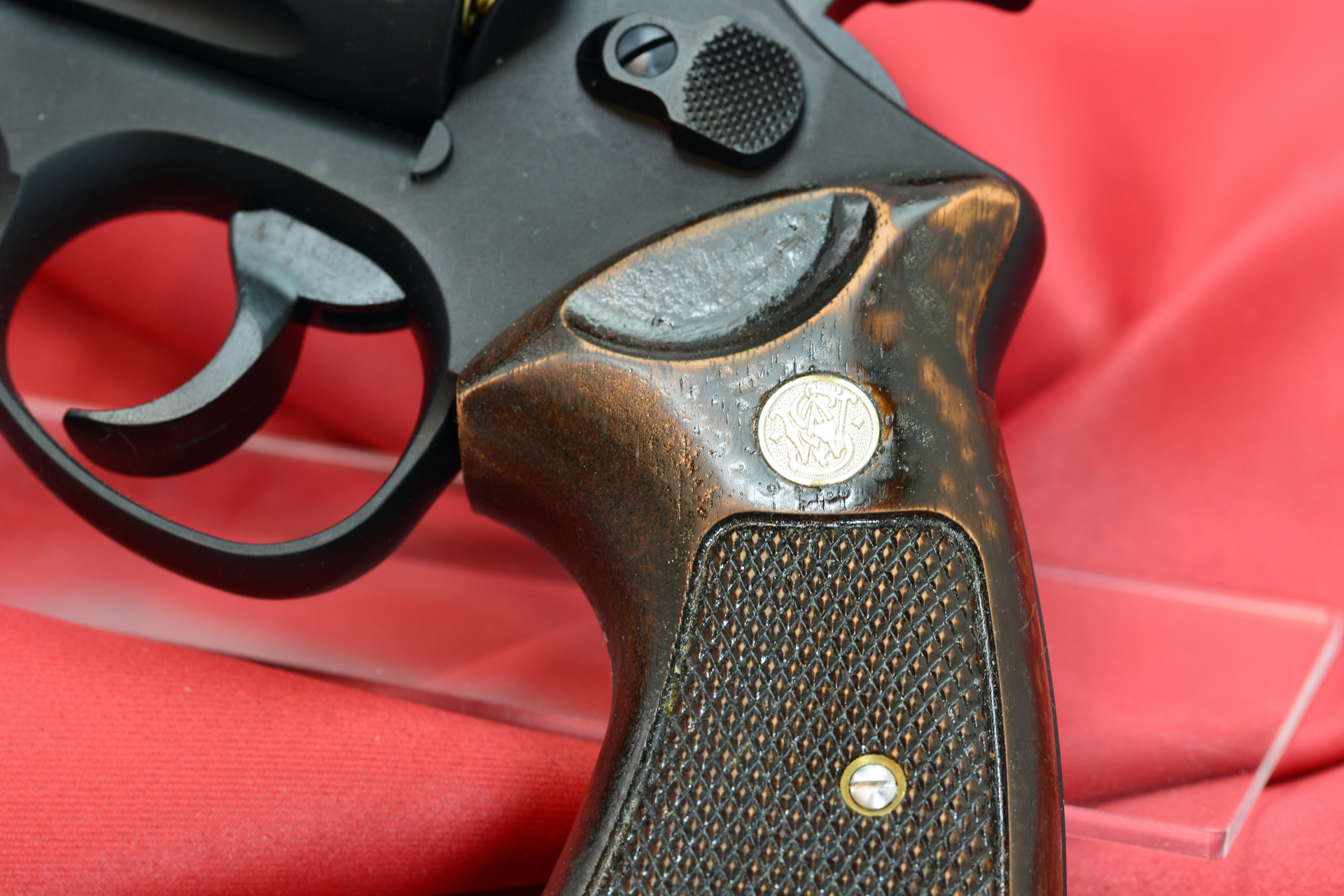 あらかじめネットオークションで買っていた木製グリップに、スプレー式ニスを塗った。初めてのためうまく塗れたとは言いがたいが、独特な味が出た