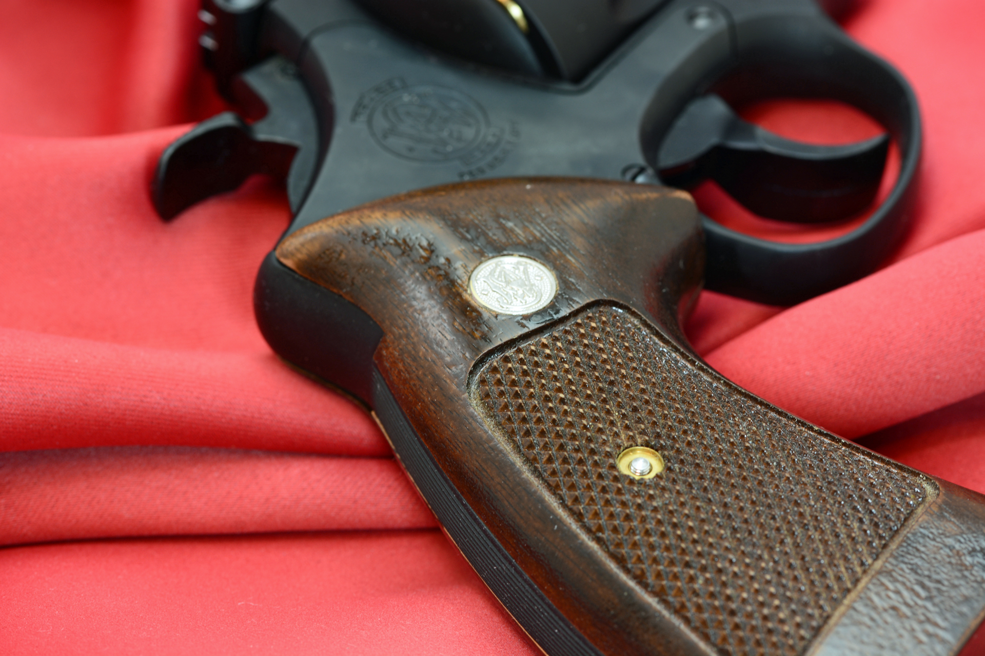 あらかじめネットオークションで買っていた木製グリップに、スプレー式ニスを塗った。初めてのためうまく塗れたとは言いがたいが、独特な味が出た