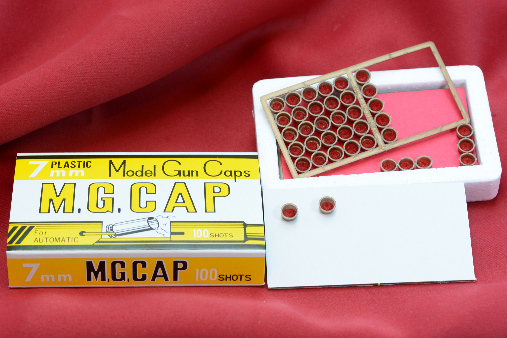 モデルガン用のキャップ火薬、7mm、5mmなどいくつか種類がある。本商品は7mm火薬に対応している