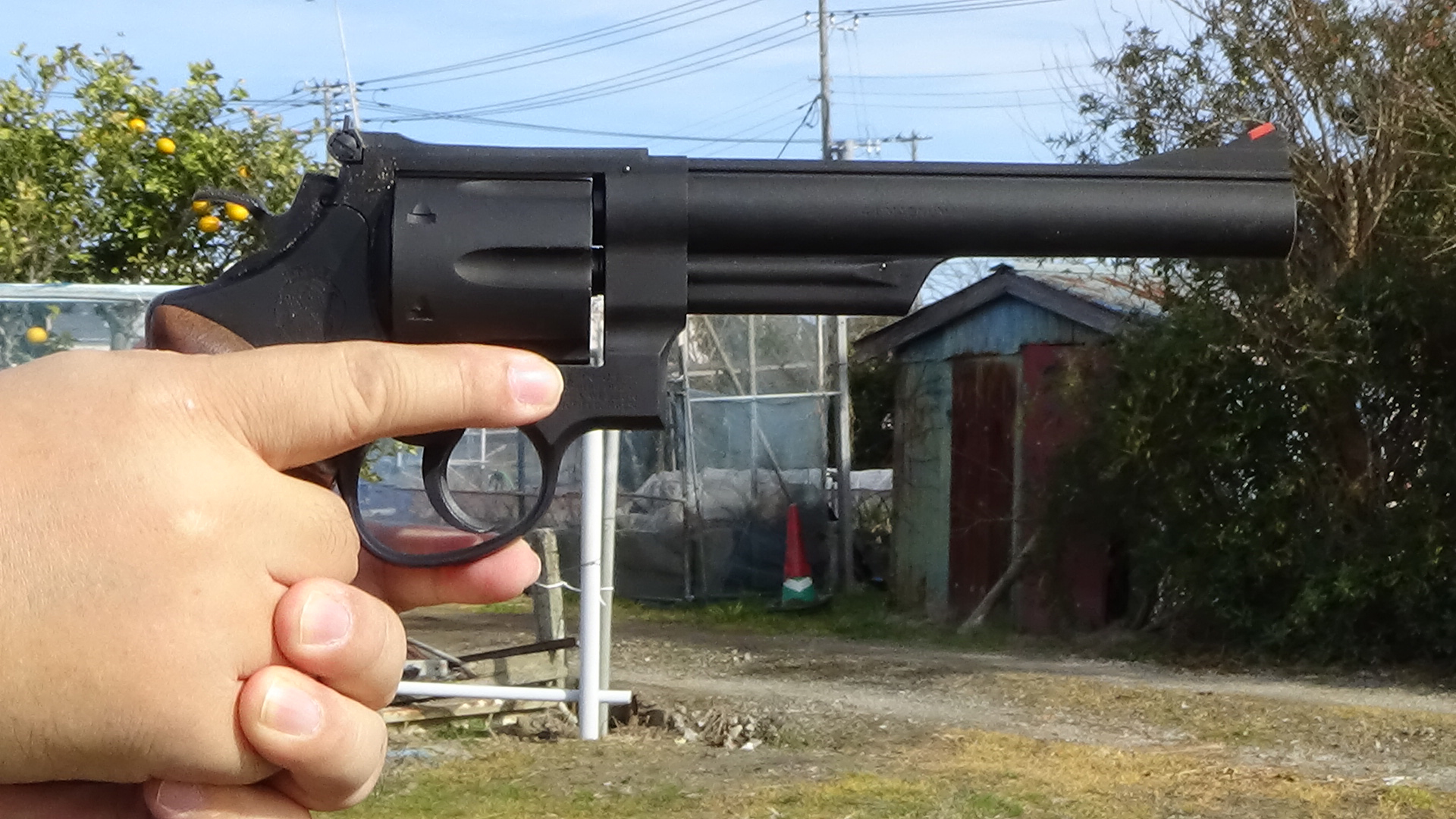 筆者の両親の畑で撃ってみる。モデルガンの発火を楽しむにはやはりあまり人のいない場所を選ぶのが良いだろう