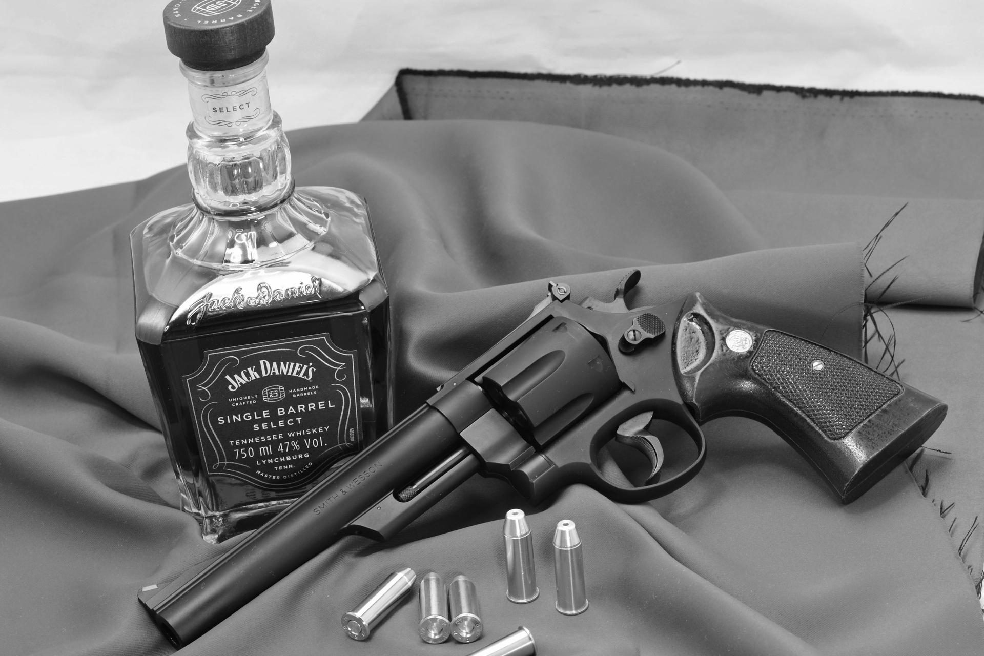 銃と酒瓶は銃の写真の構図として人気なので、マネして手持ちの酒瓶と銃を並べて、モノクロのフィルタをかけてみた。構図や写真のフィルタなどまだまだ工夫する必要がある。こういった写真を作るのもモデルガンの楽しみ方だろう