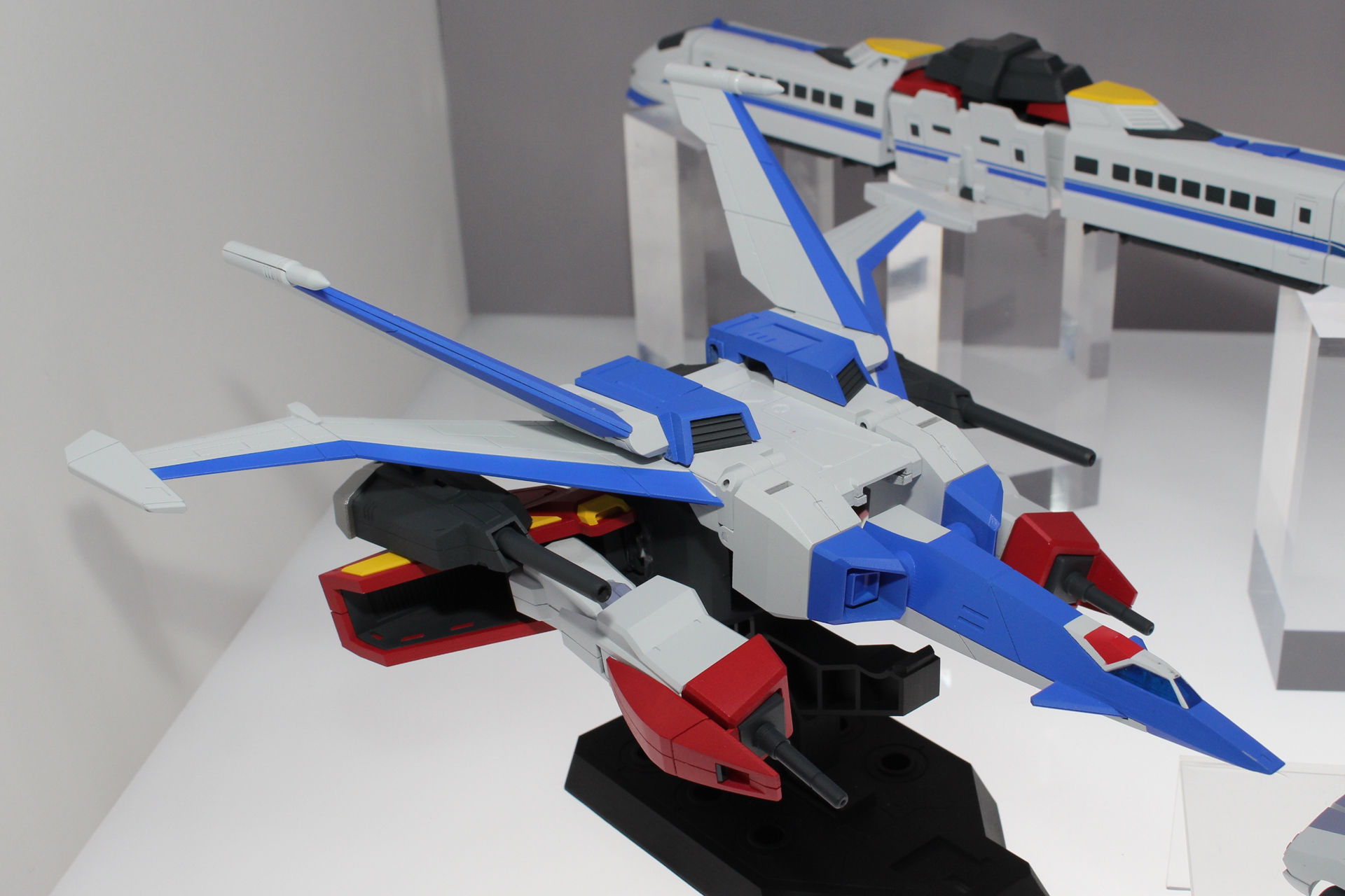 アースファイターとアースライナー。変形前の姿もスタイリッシュに仕上がっている