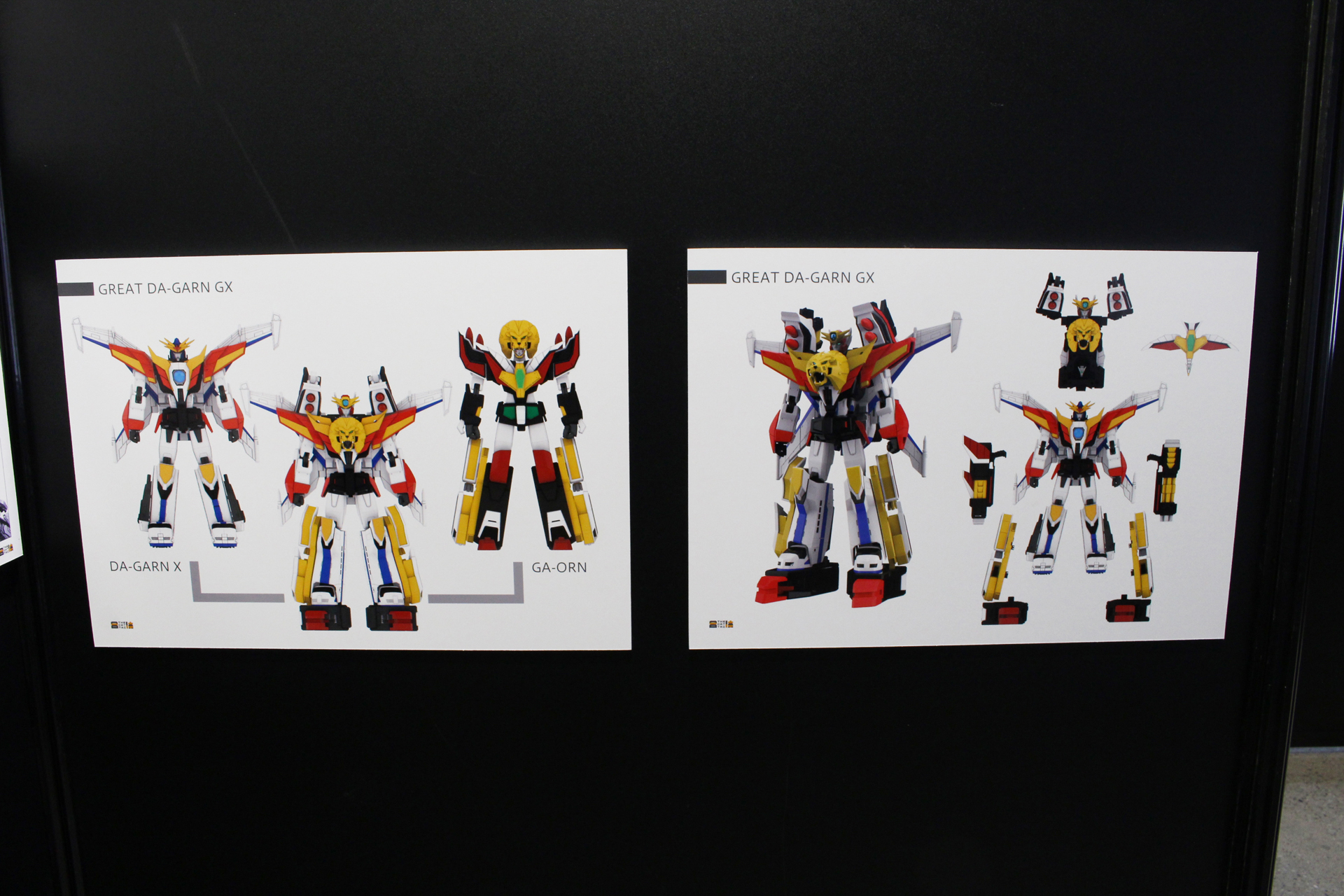 各機体の合体や変形のプロセスを説明するパネル