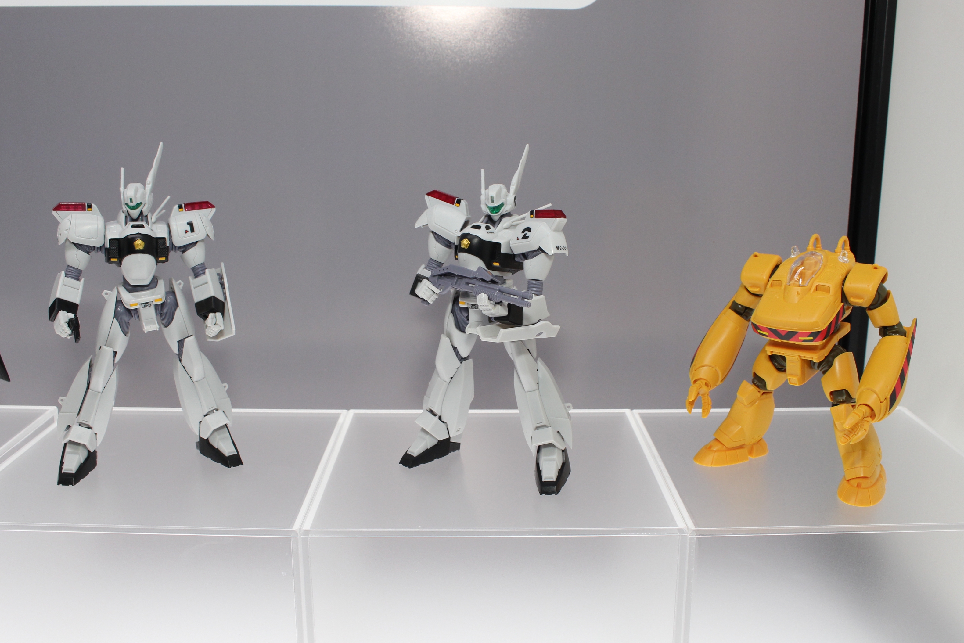 「AV-98イングラム＆ブルドッグセット」。1月発売予定、価格は5,300円（税込）。イングラムは1体付属で、1号機と2号機はコンパチ仕様となる