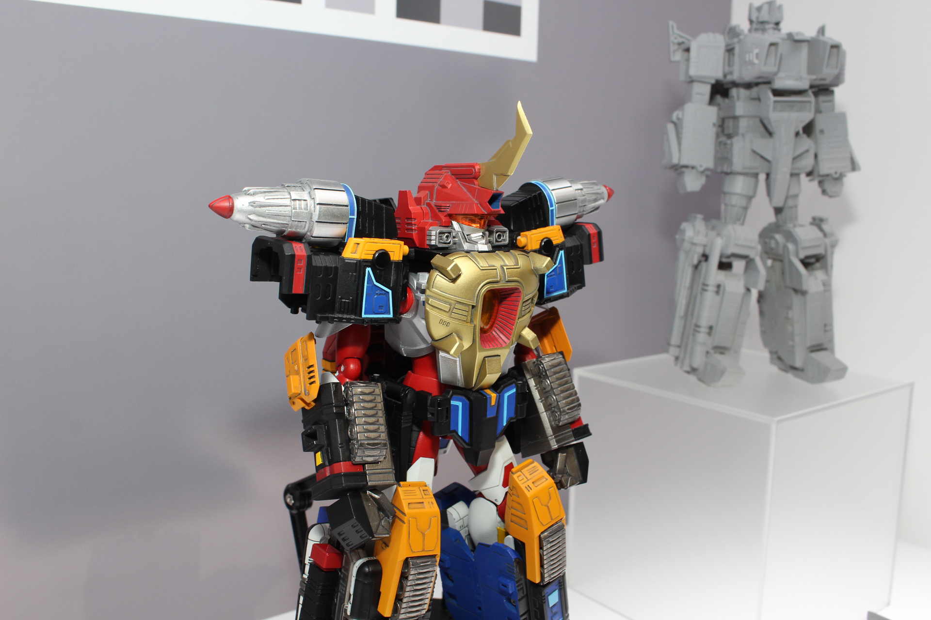 サポートメカをグリッドマンが纏ったサンダーグリッドマン