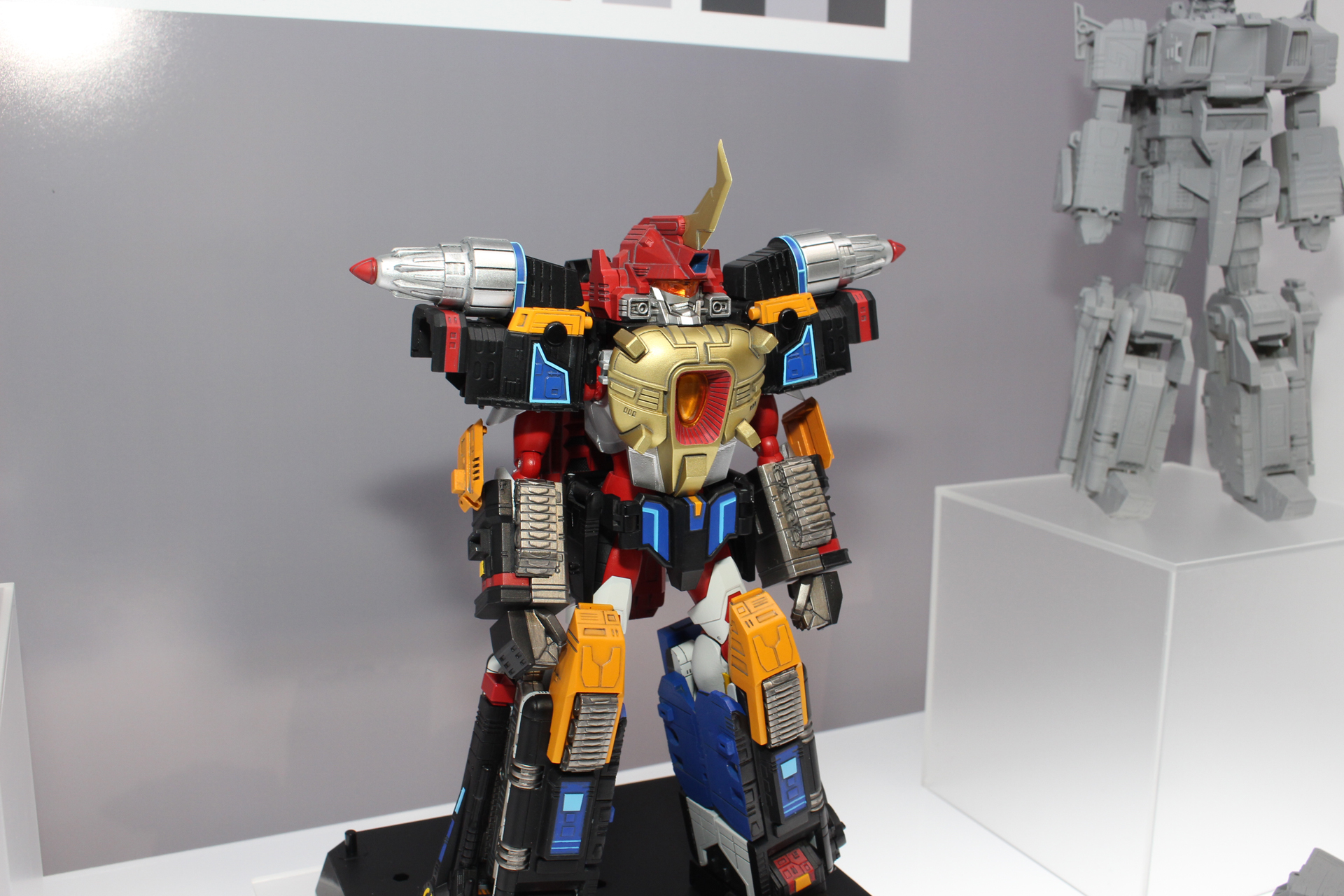 サポートメカをグリッドマンが纏ったサンダーグリッドマン