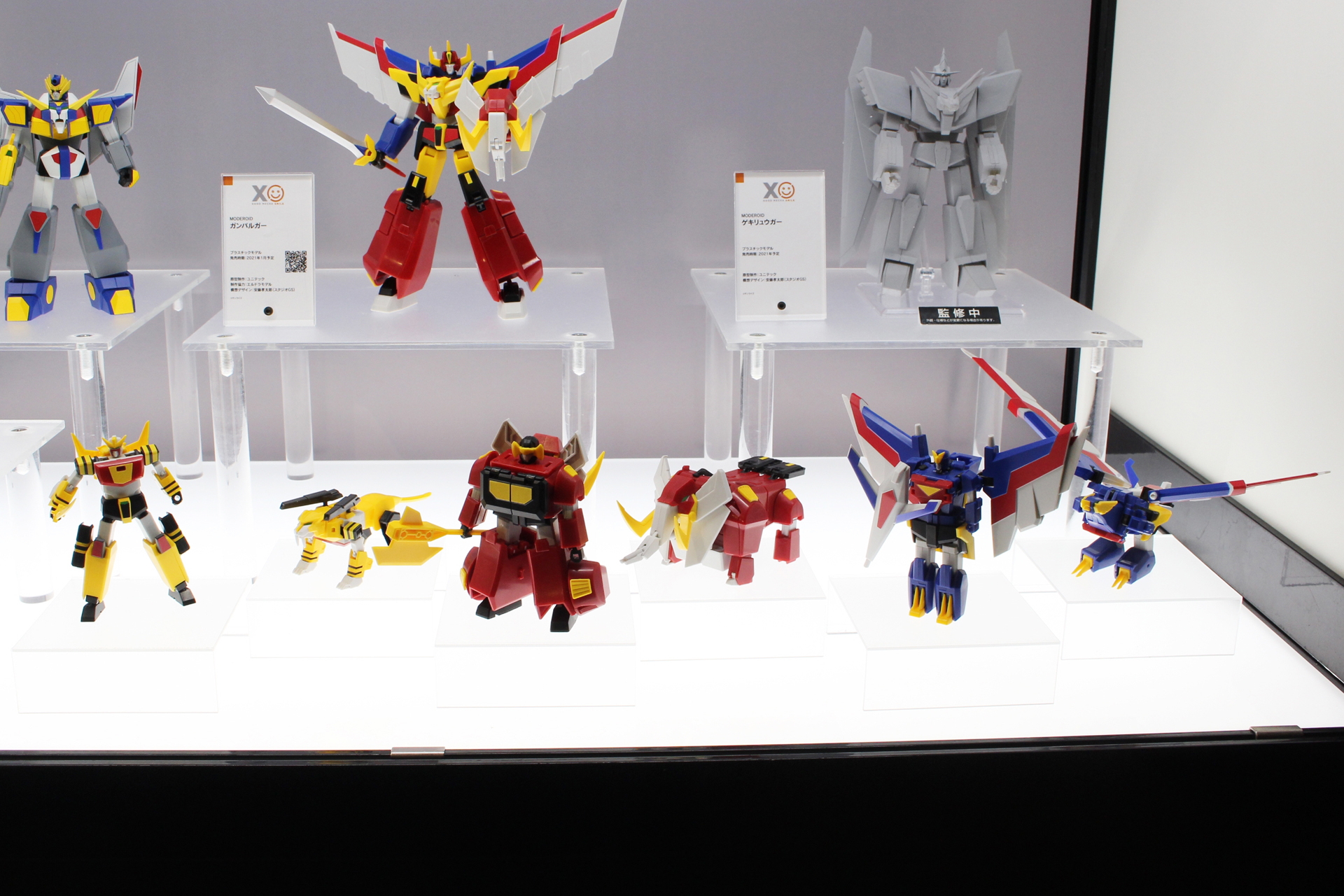 手前にあるのがコアロボット。ファイターモードとアニマルモードがそれぞれ展示