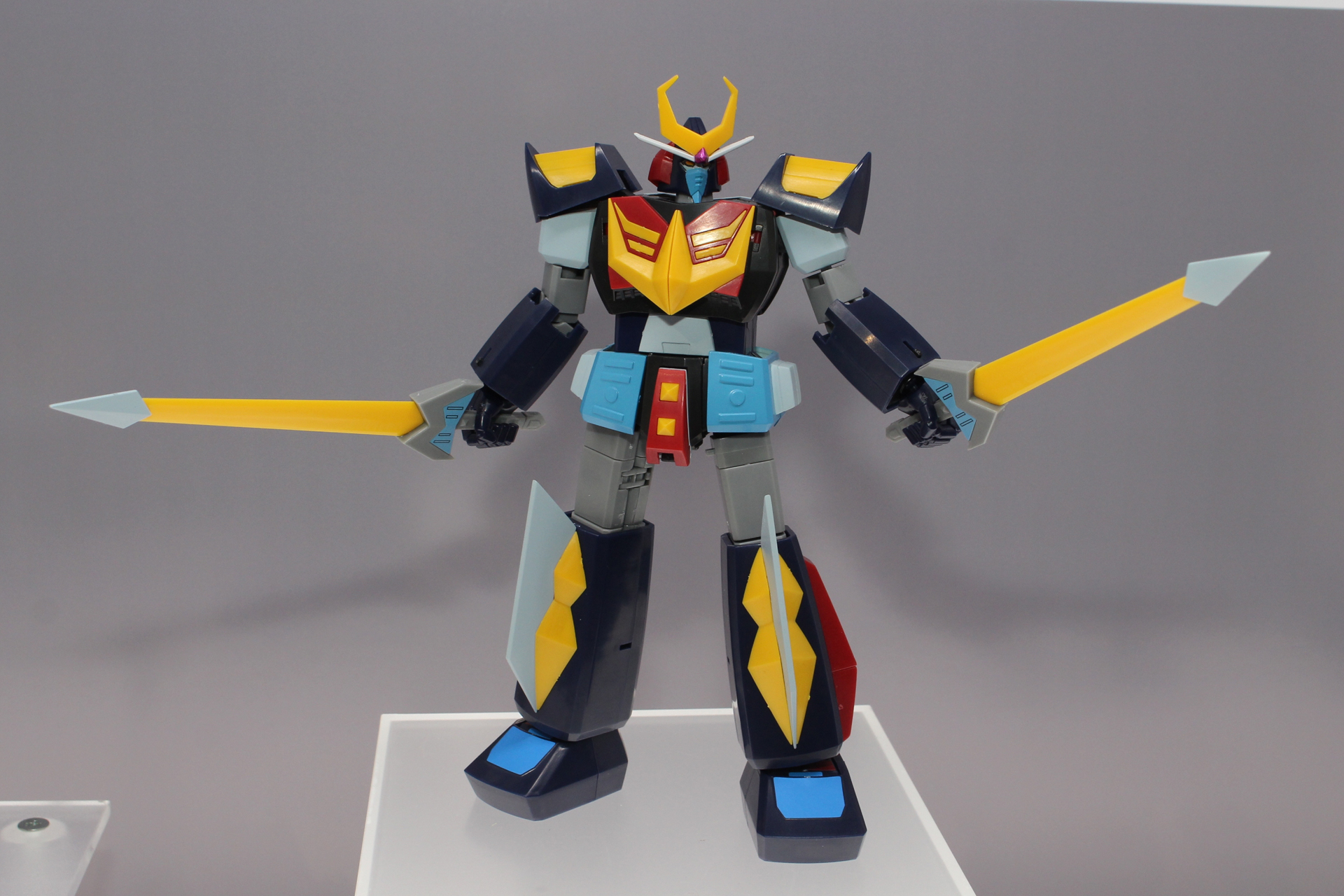 剣の「パルサーベル」2本を構えたバルディオス。盾の「バルディガード」も付属する