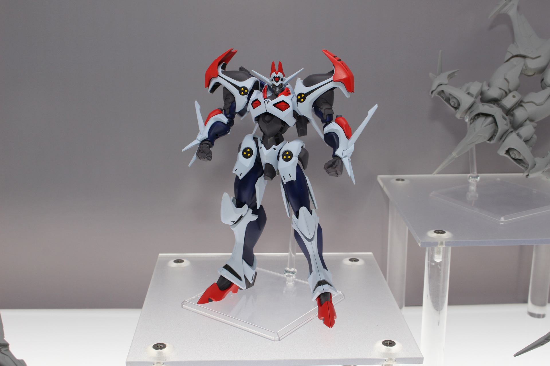 4機のメカの合体変形をパーツ差し替えで再現