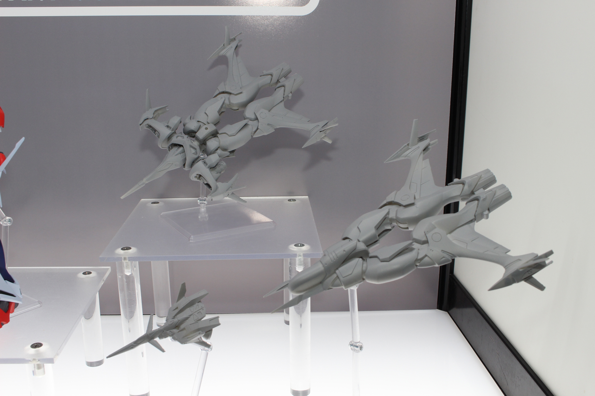 4機のメカの合体変形をパーツ差し替えで再現