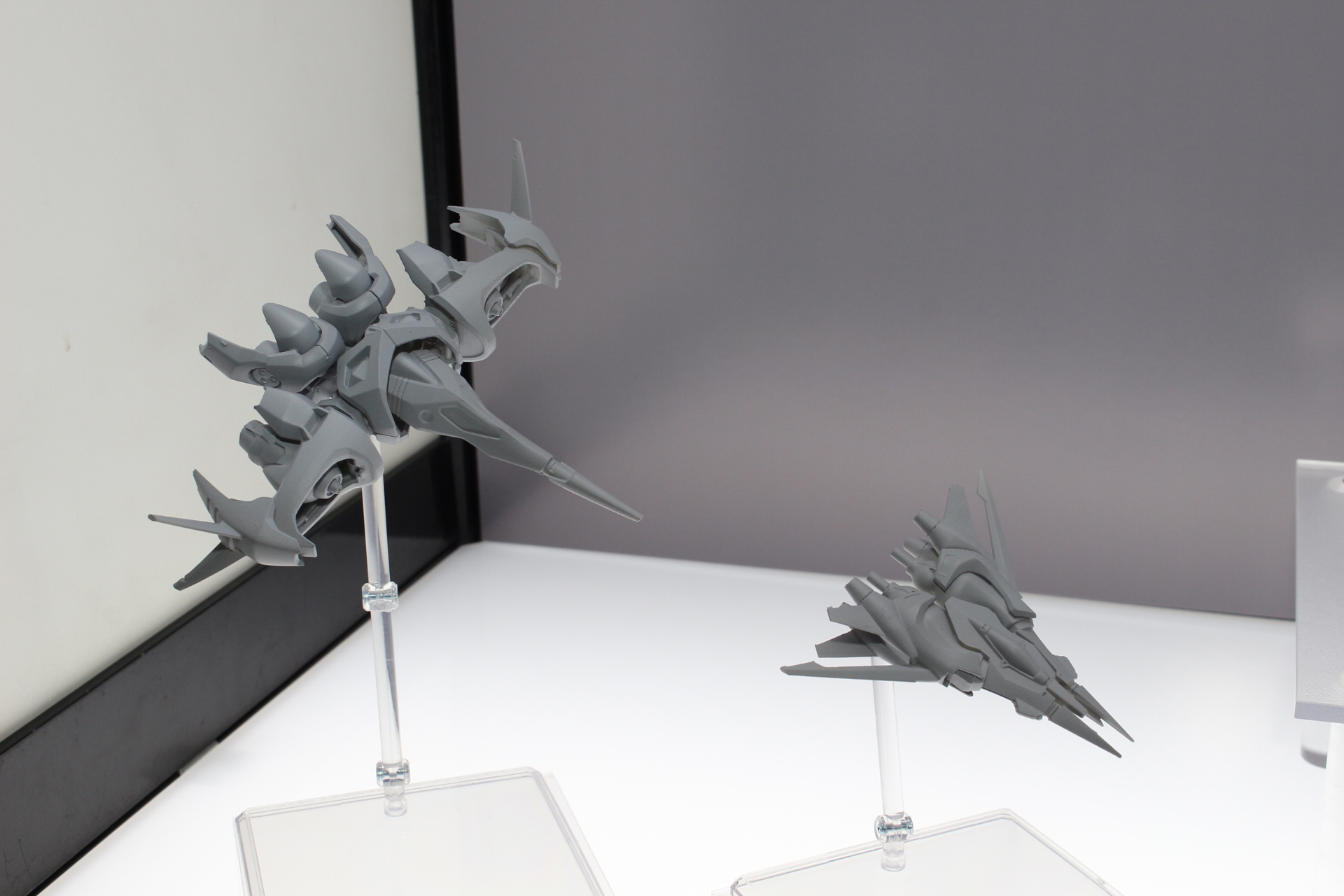 4機のメカの合体変形をパーツ差し替えで再現