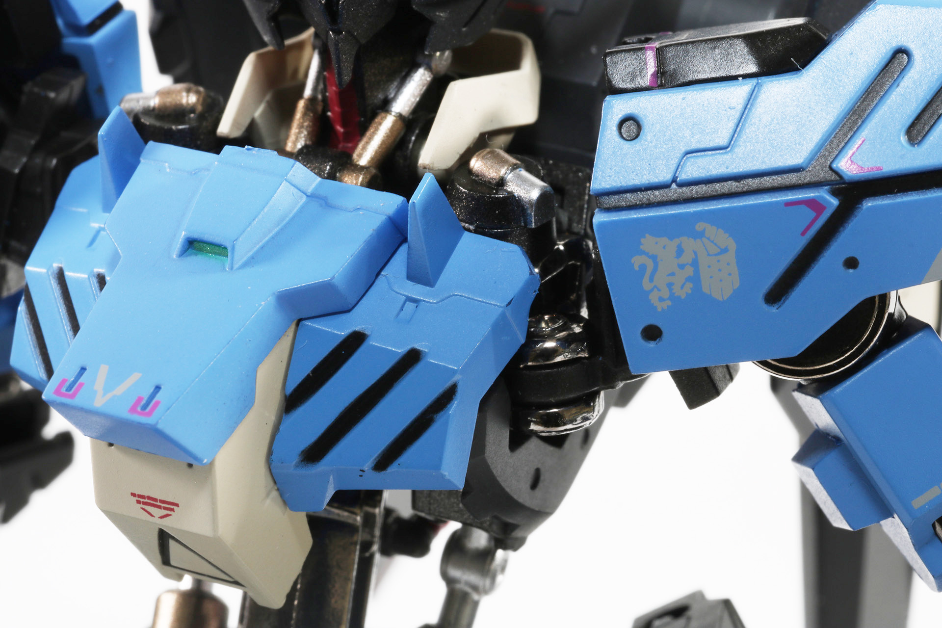 バックパックなしの背部は、細かいパイプパーツが走っているのがわかる