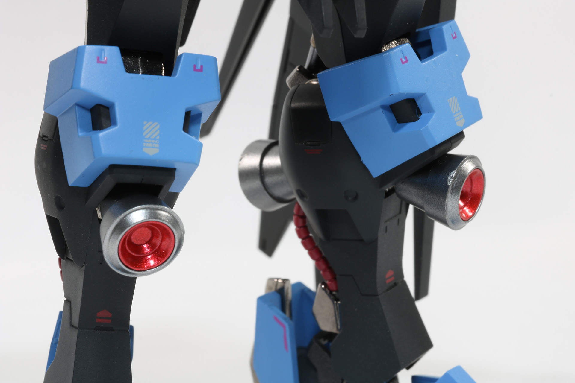 バックパックなしの背部は、細かいパイプパーツが走っているのがわかる