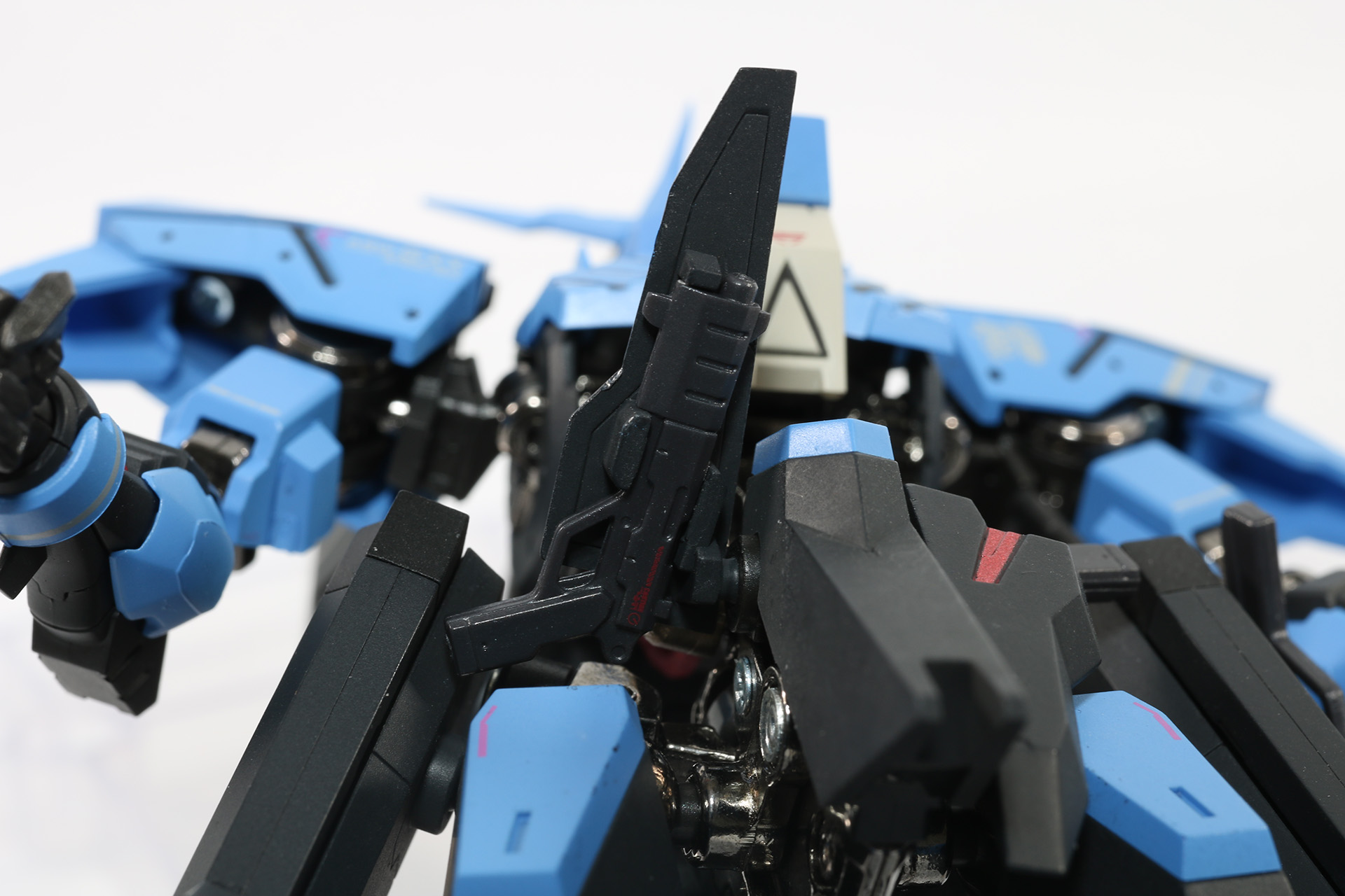 フロントスカート裏にはハンドガンを取り付けることが可能