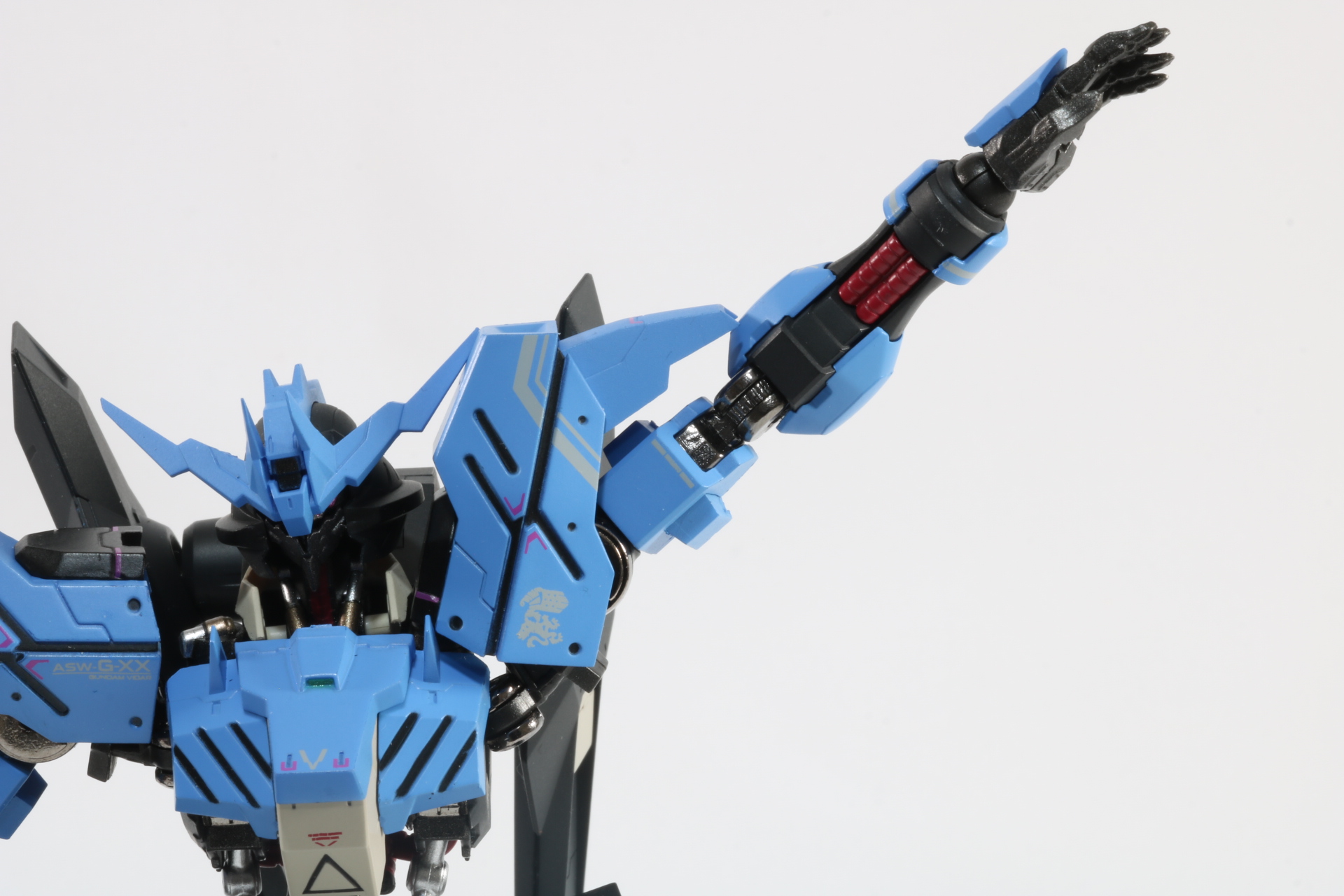 水平での可動。ショルダーアーマーが大きく持ち上がり、水平でも大きく腕が持ち上がる