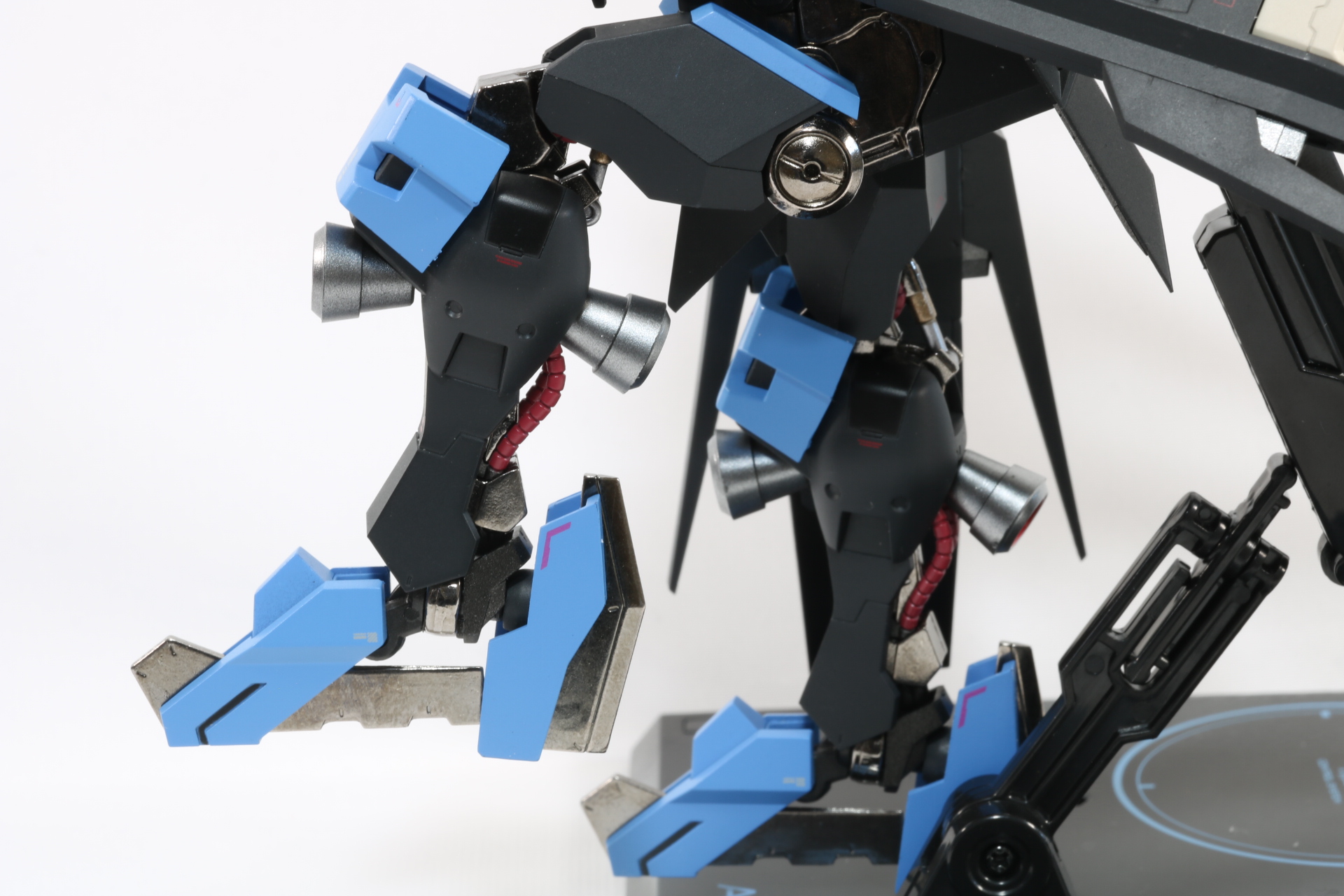 脚部の可動は股関節のスイング可動と膝が大きく持ち上がる