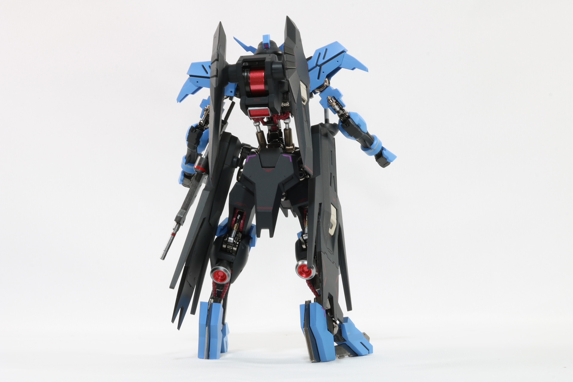 「METAL ROBOT魂 ＜SIDE MS＞ ガンダムヴィダール」紹介ページより引用。赤い部分がダイキャスト仕様になっており、ロボットフィギュアに求めていた重厚感がしっかりと備わっている