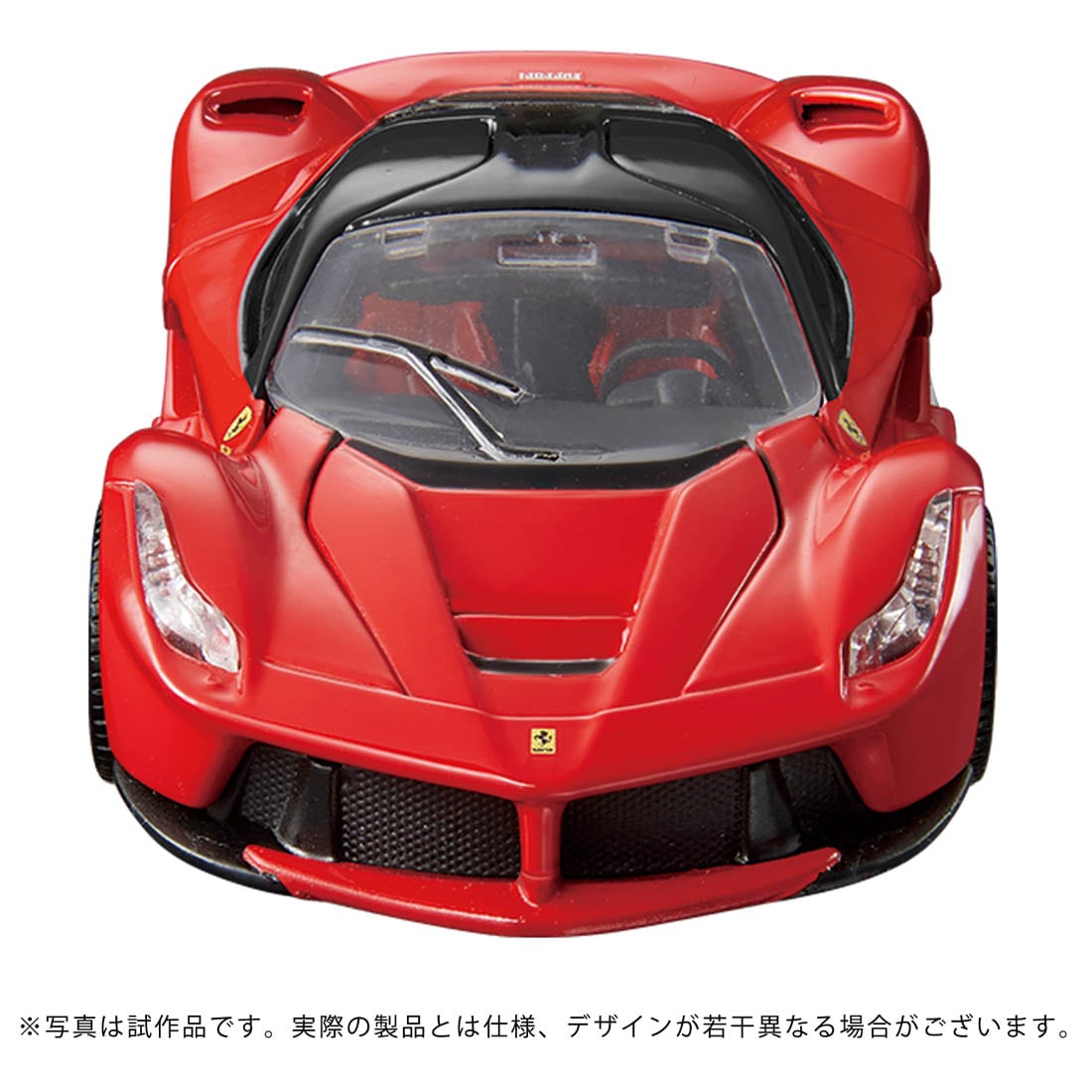 バタフライドアを開くと独特な形状のステアリング・ホイールと、まるでレーシングカーのようなコックピットが再現されている。ボンネットも開閉が可能。内部のメカの様子も確認できる