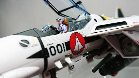 レビュー】「DX超合金 VF-1Sバルキリー ロイ・フォッカースペシャル