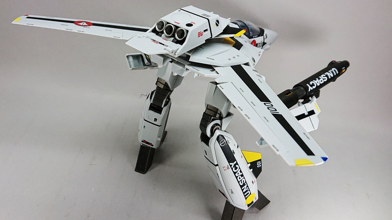 脚のラインにセクシーさを感じると同時に、仕込まれた関節の数がとても多いことに驚きますね。膝下にロール軸があることで表情付けがとても豊かにできます