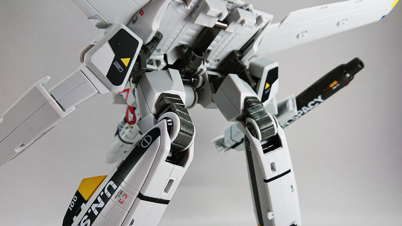 脚のラインにセクシーさを感じると同時に、仕込まれた関節の数がとても多いことに驚きますね。膝下にロール軸があることで表情付けがとても豊かにできます