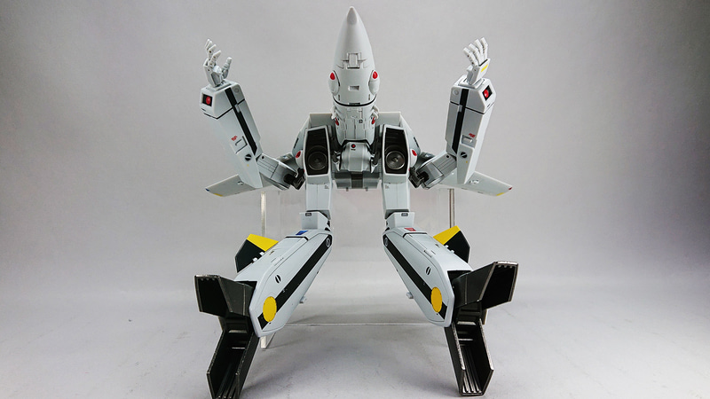 脚のラインにセクシーさを感じると同時に、仕込まれた関節の数がとても多いことに驚きますね。膝下にロール軸があることで表情付けがとても豊かにできます