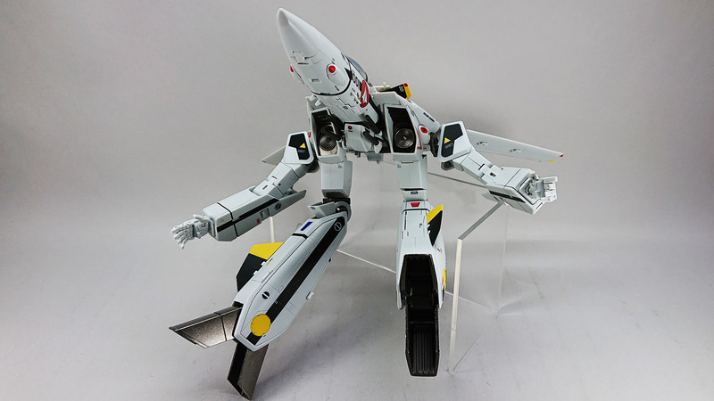 脚のラインにセクシーさを感じると同時に、仕込まれた関節の数がとても多いことに驚きますね。膝下にロール軸があることで表情付けがとても豊かにできます