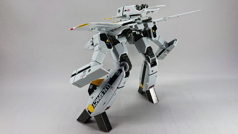 脚のラインにセクシーさを感じると同時に、仕込まれた関節の数がとても多いことに驚きますね。膝下にロール軸があることで表情付けがとても豊かにできます