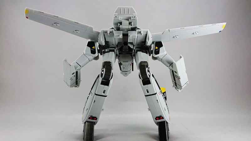 脚のラインにセクシーさを感じると同時に、仕込まれた関節の数がとても多いことに驚きますね。膝下にロール軸があることで表情付けがとても豊かにできます