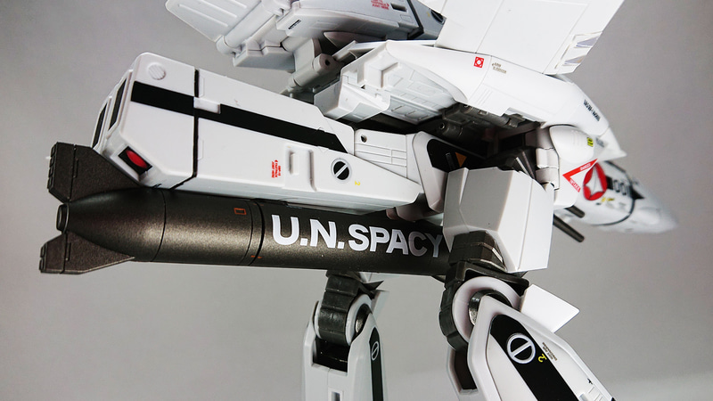 この形態だけでもバルキリーの独自性がうかがえますし、1/1サイズでの変形するVF-1バルキリーを見てみたいものです