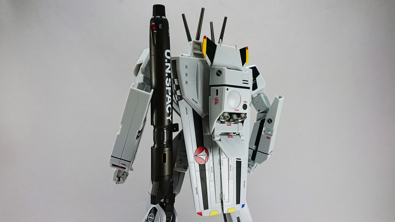 背面から見ると大き目のランドセルも背面バランスの調整に一役買っており、プロポーションが計算しつくされているのがわかりますね