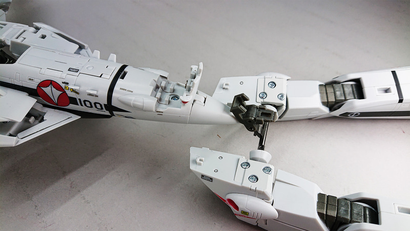 とても意欲的な構造でDX超合金だからこそできる機構ではありますが、外れやすいので今後の技術革新に期待したいですね