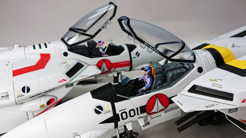 「ついてこい輝！」、「はい先輩！」なんて会話が聴こえてきそうです。そしてフォッカー亡き後スカルリーダーになった輝はフォッカーのVF-1Sに乗り込む。「俺、先輩のバルキリーに乗せていただきます」TV版ならではの両機が並ぶとこういうこともできますね