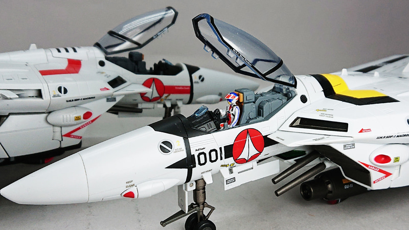 「ついてこい輝！」、「はい先輩！」なんて会話が聴こえてきそうです。そしてフォッカー亡き後スカルリーダーになった輝はフォッカーのVF-1Sに乗り込む。「俺、先輩のバルキリーに乗せていただきます」TV版ならではの両機が並ぶとこういうこともできますね