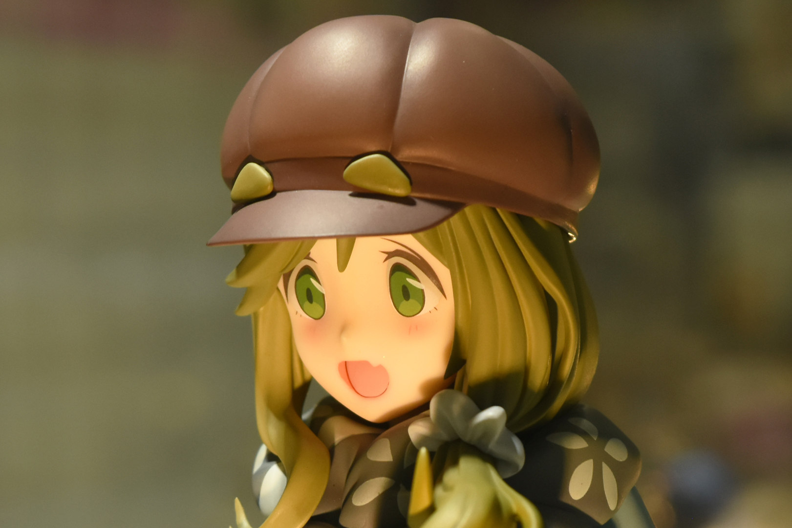 笑顔から覗く、八重歯もチャームポイント