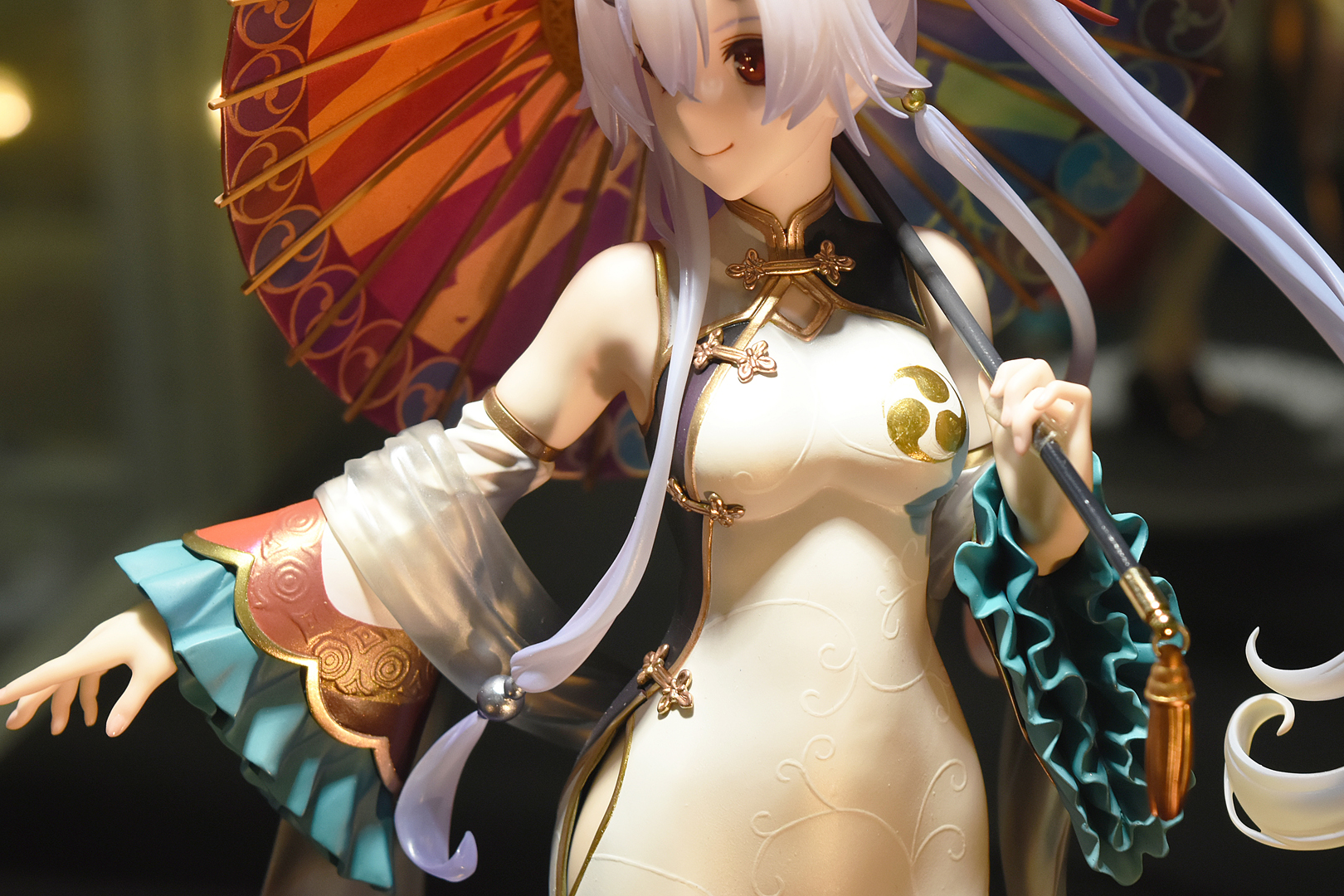 大きな膨らみに目が行きがちだが、ドレスの模様がとにかく素晴らしい。金具の金の質感もとてもリアルだ