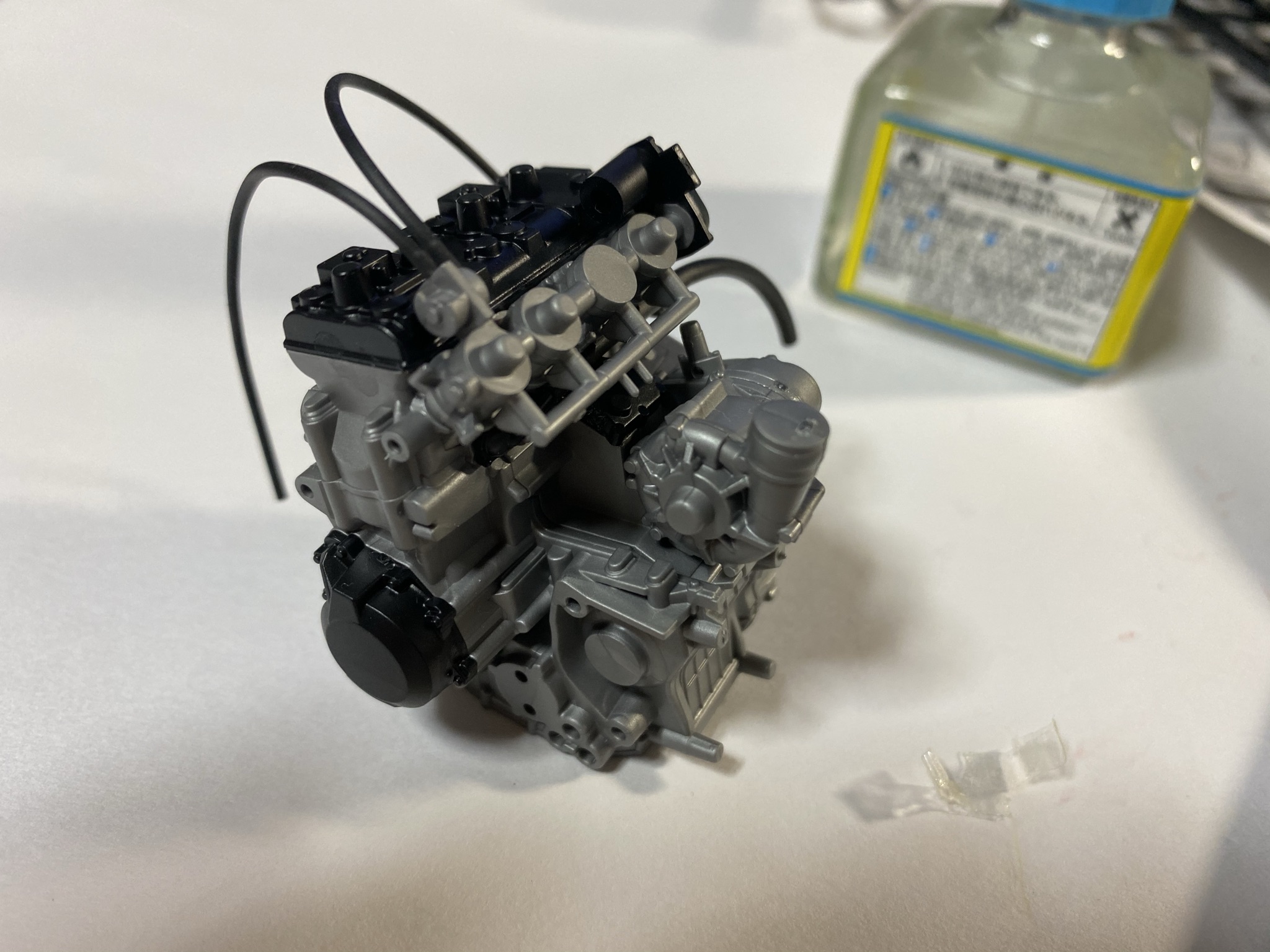 まず組んでいくのはエンジン。バイクに占めるエンジンの大きさを実感でき、改めてバイクの構造を実感できる。4気筒が並列で並んでいるなど、エンジンの構造も確認できる