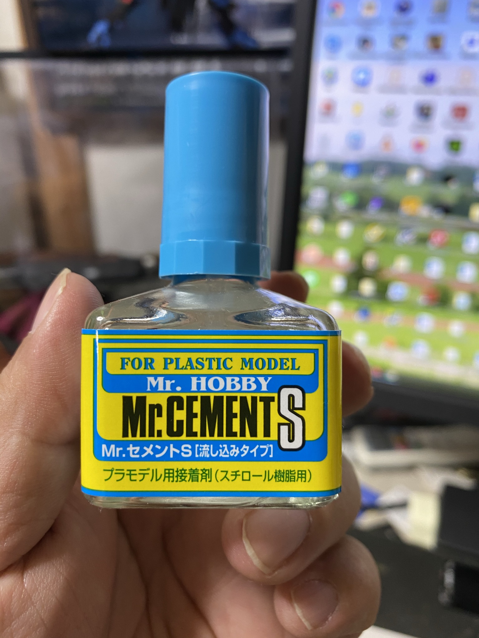 今回使用した接着剤。「Mr.セメントS(流し込みタイプ)」。最初は使い方がわからず苦戦したが、今回のような細かい部品の多いプラモデルにはかなり有用だと実感できた