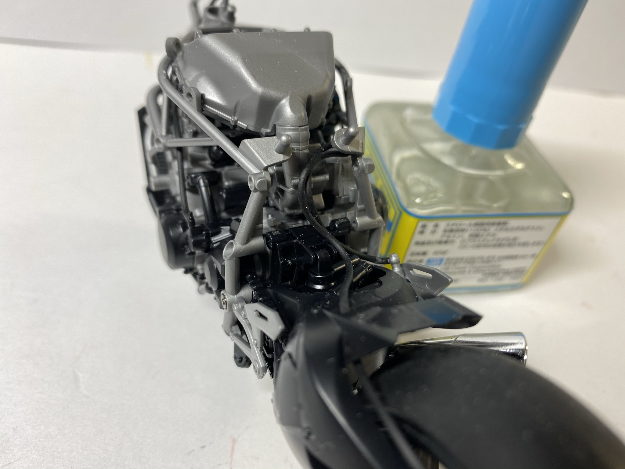 ビニールパイプは制御する機器とスイッチをきちんと繋げており、その筋道がたどれる