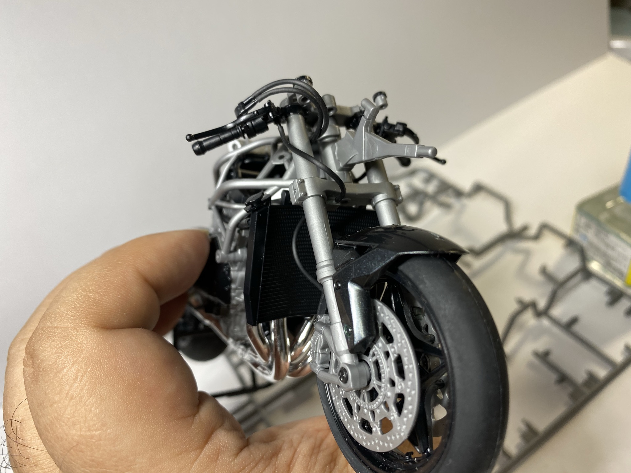 ビニールパイプは制御する機器とスイッチをきちんと繋げており、その筋道がたどれる