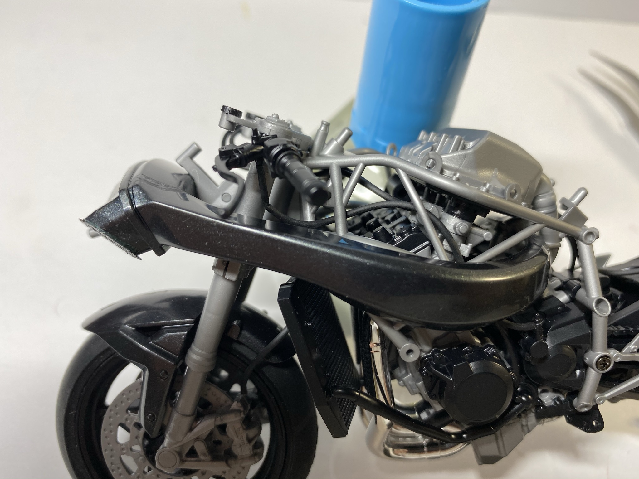 前方からの空気を過給器に送るエアダクト。外装デザインに取り入れられているのがわかる