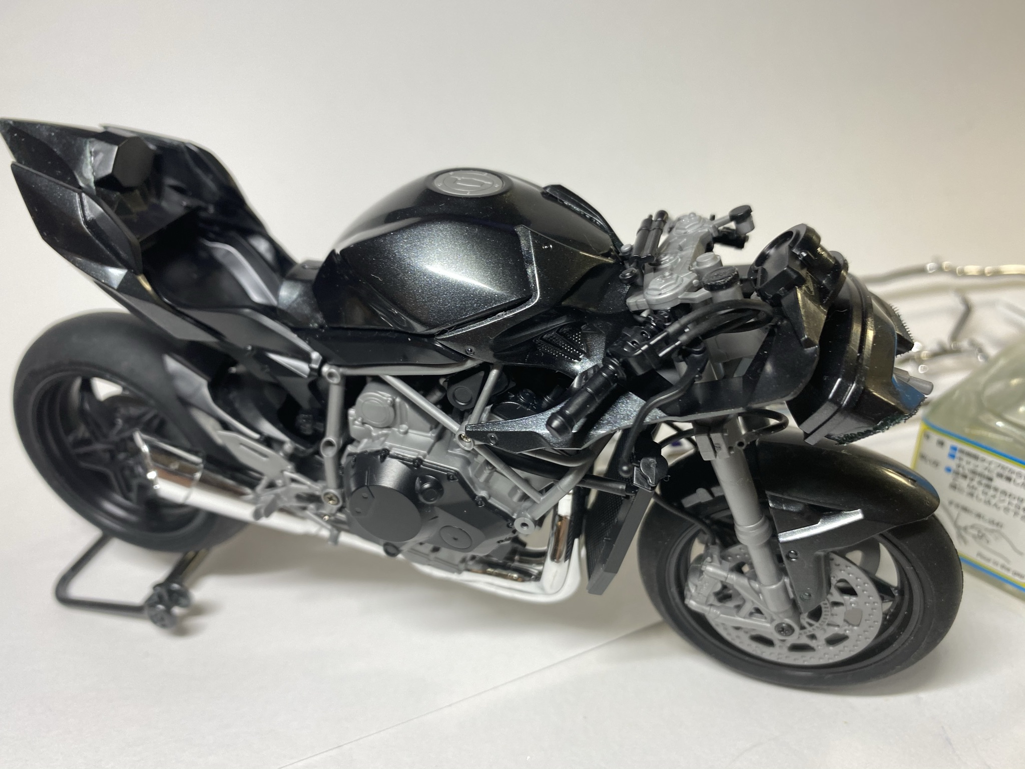 ガソリンタンクを取り付ける。完成に近づいてきた