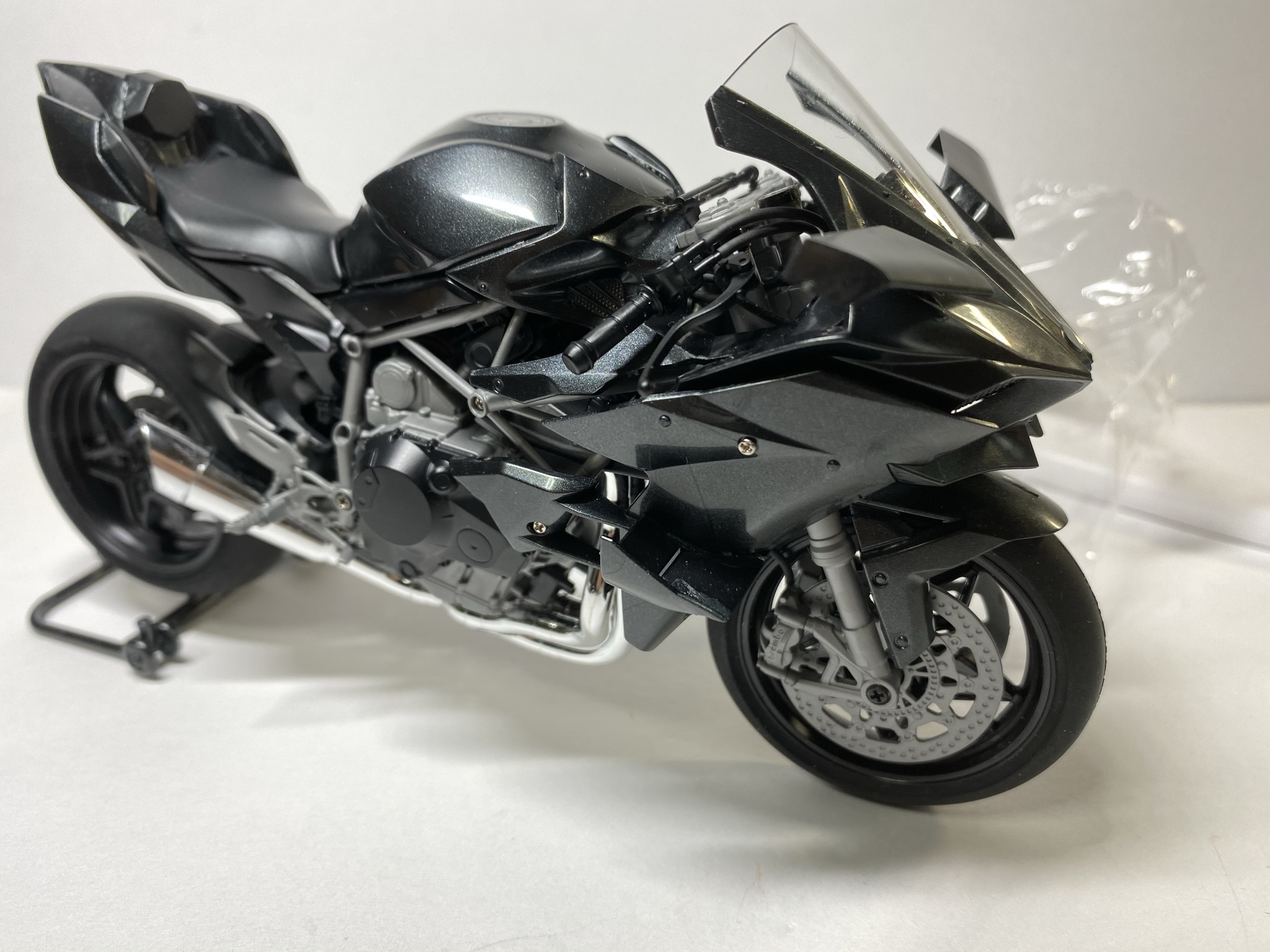 鋭角的なフロントカウルは1パーツで成型されているので、合わせ目などがない