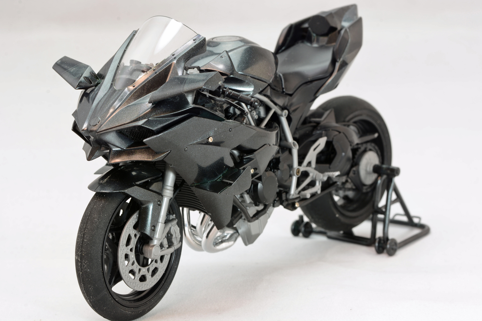 無塗装だが、外装の艶のある黒と、銀のマフラー、銀と黒の内部パーツで、かなり満足できた