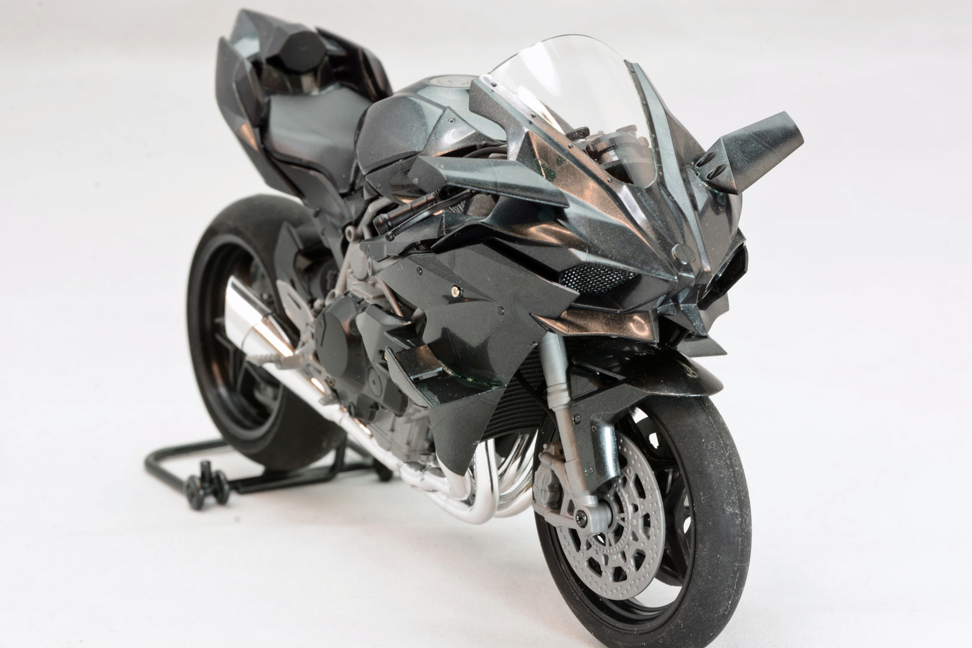 無塗装だが、外装の艶のある黒と、銀のマフラー、銀と黒の内部パーツで、かなり満足できた