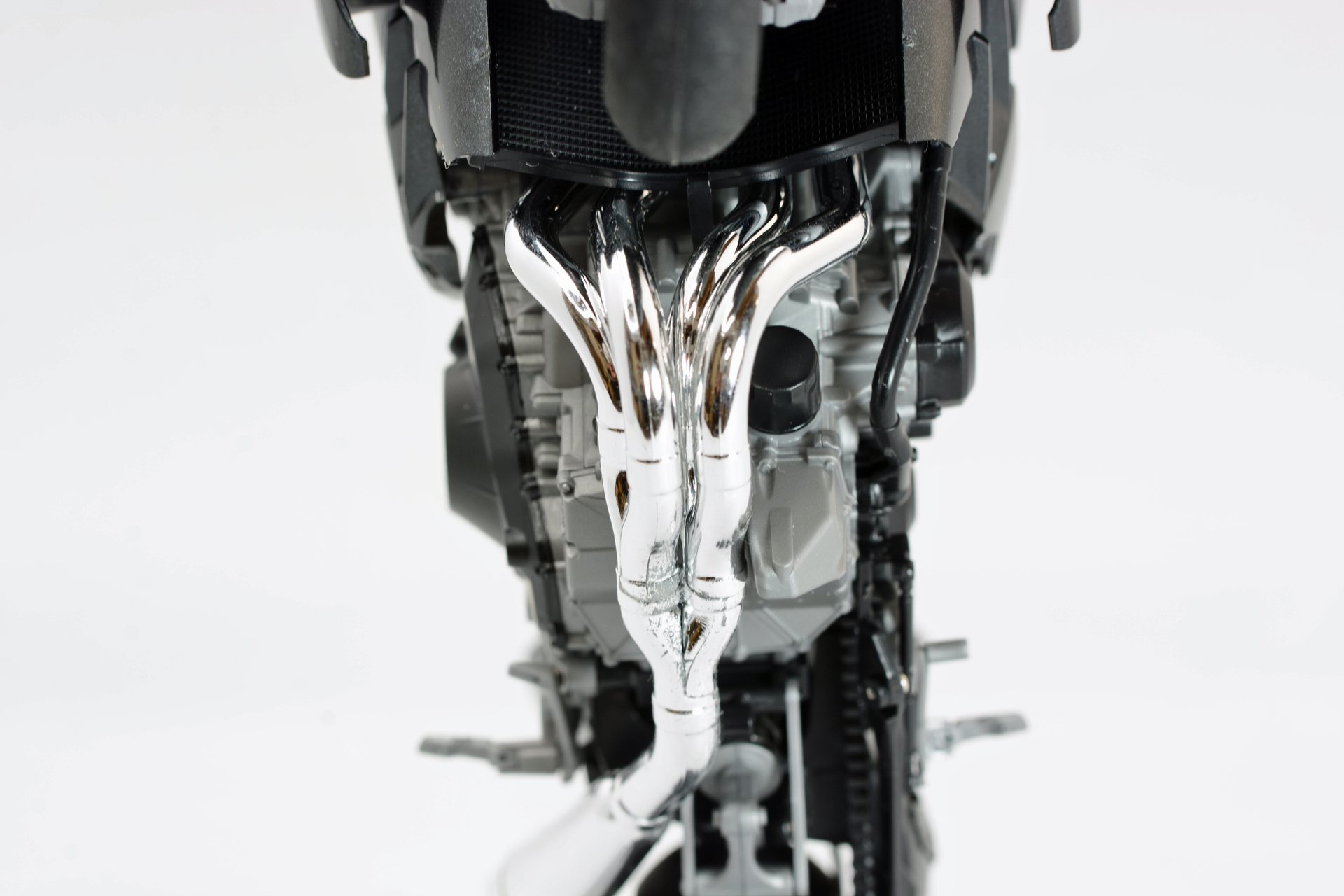 複雑な形状のマフラー。手の中のプラモデルを様々な角度から眺めて楽しむ