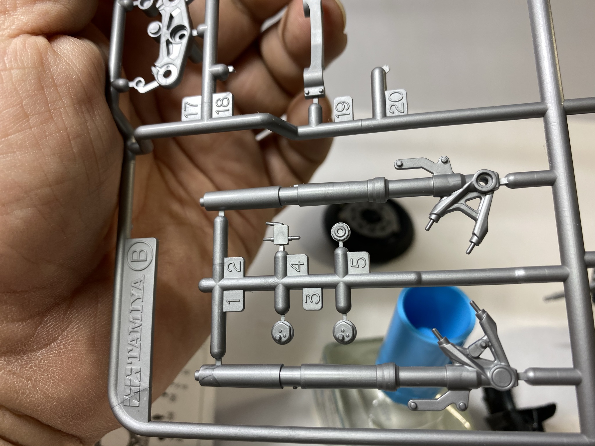 ランナーの一部。細かい部品も多い。組み立てには薄刃ニッパー、ピンセット、デザインナイフなど工具の準備も必要だ