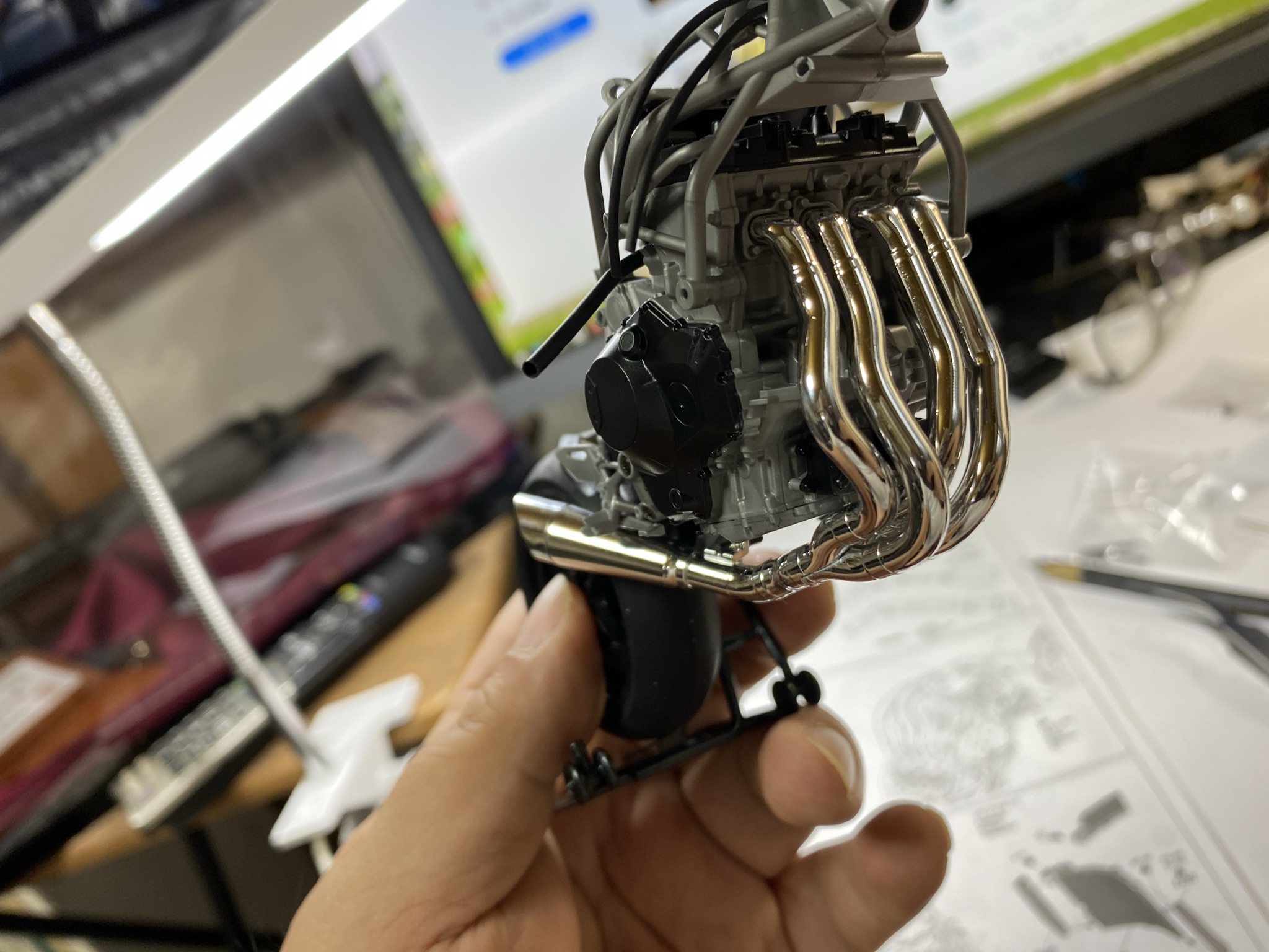 エンジンに接続されたマフラー。マフラーはメッキパーツとなっている